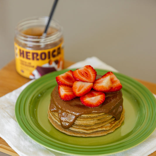 Panqueca de aconchego com Pasta Heroica, morangos e um toque de flor de sal